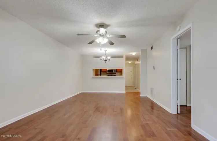 Rent Condo Unit in Mandarin with Screened Patio and Community Pool