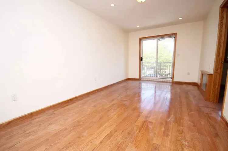 Rent Stunning Apartment Unit in Astoria with Balcony and Renovated Features