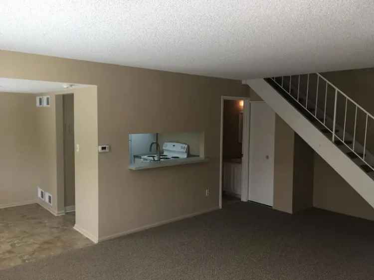 Rent Apartment in Quiet Neighborhood with Pool and Garage Nearby