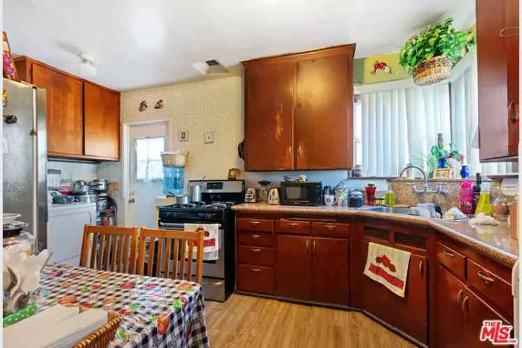 House For Sale in 11202, Oxnard Street, Los Angeles, California