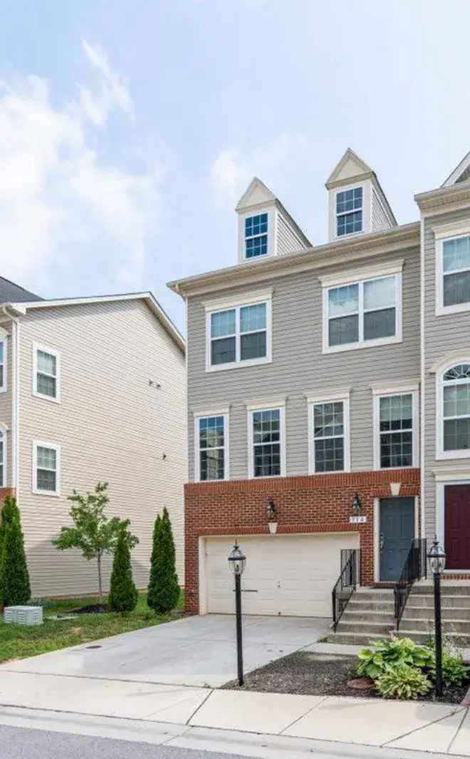 Townhouse for Rent with Gourmet Kitchen and Spacious Deck