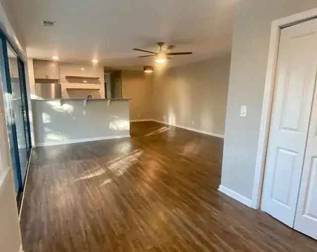 Rent Apartment Unit with Modern Renovations near Marietta Square