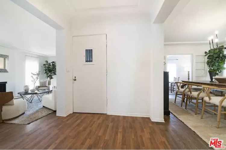 Rent Beautiful Duplex in Beverly Grove with 3 Bedrooms and Parking Spaces