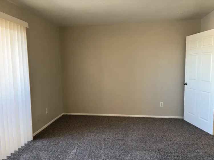 Rent Apartment Unit with 1 Bedroom and Den Near Arrowhead Mall