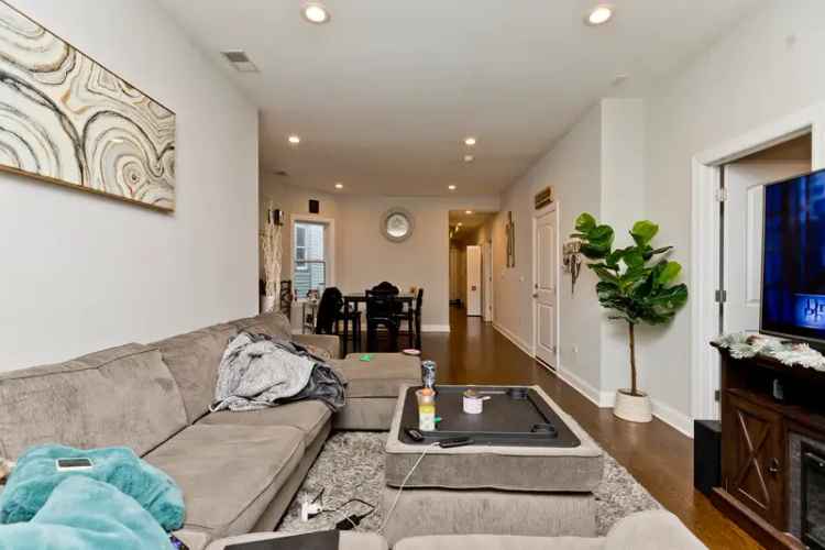 Rent Beautiful 3 Bedroom Apartment Unit in Logan Square with Modern Features