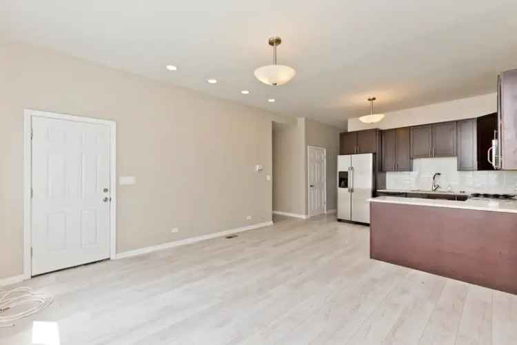 Rent Apartment Unit in Bucktown with Modern Features and Spacious Layout