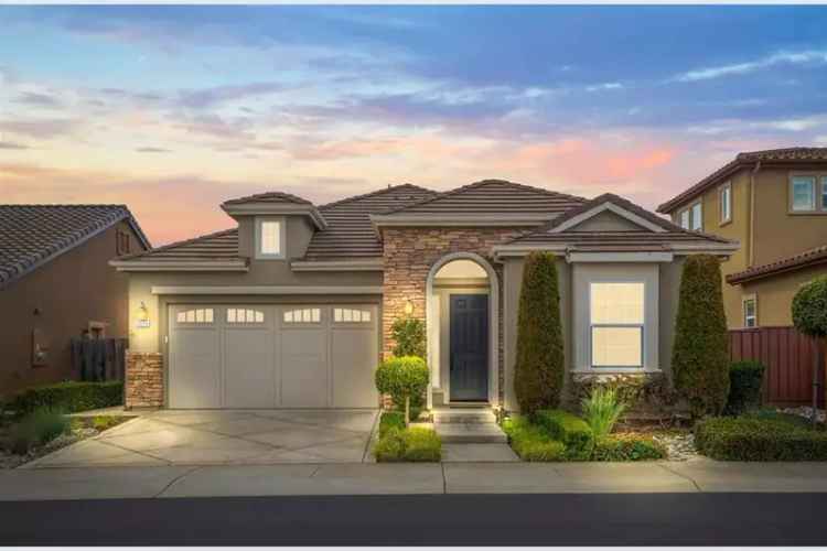 Buy Luxury Home with 2 Bedrooms and Den in Pleasanton's Over-55 Community