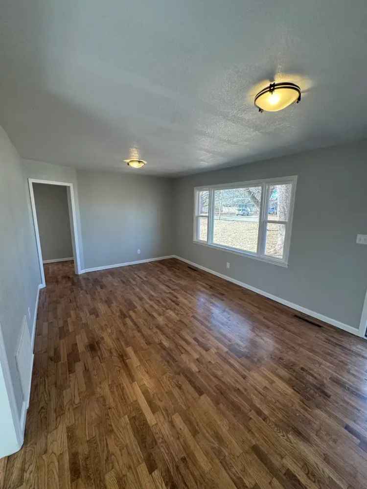 Apartment for Rent Freshly Remodeled 2 Bedroom Home with Spacious Yard