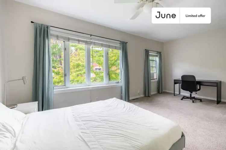 Rent Queen Bedroom in Wicker Park with Flexible Lease Options