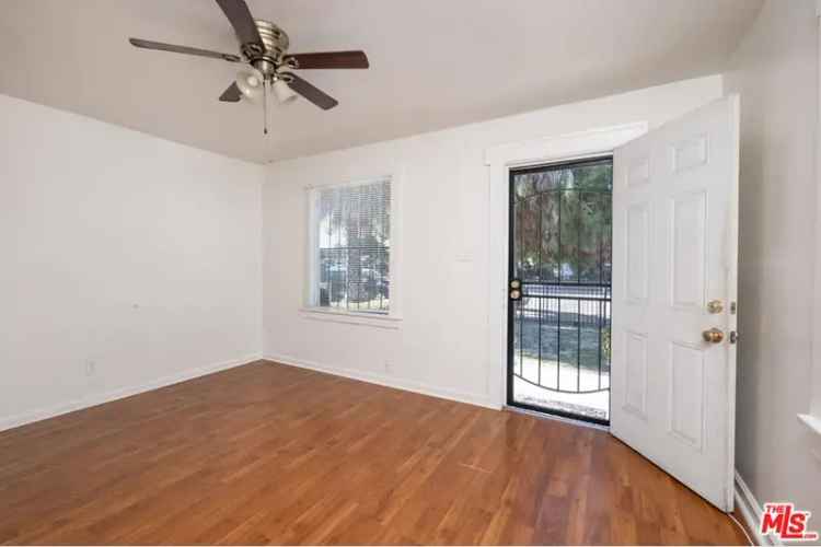 Duplex for Rent in Park Hills Los Angeles with Spacious Units and Garage