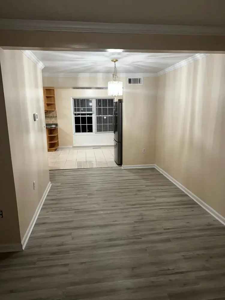 Rent Renovated Townhouse Near Rockville Town Center with Spacious Layout