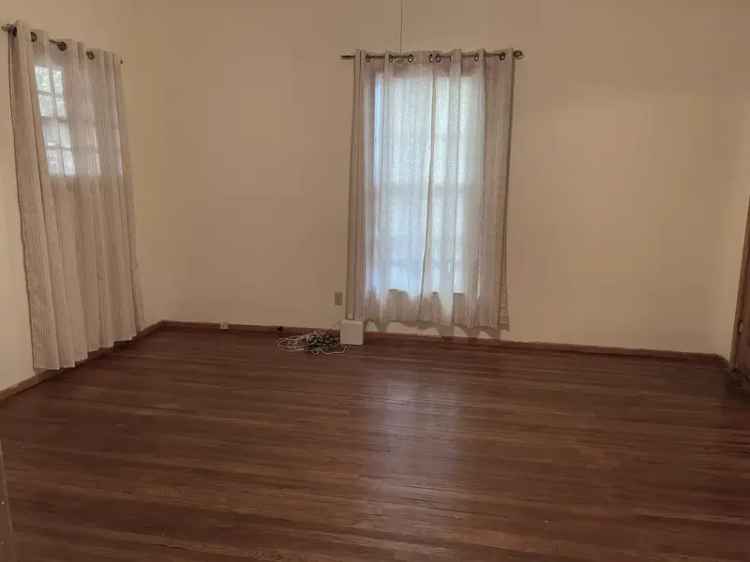 Rent Vintage 2 Bedroom Apartment Unit in Tech Area Near Campus and Parks