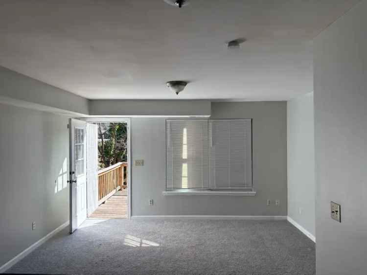 Rent Townhouse in Atlanta with 3 Bedrooms and Deck