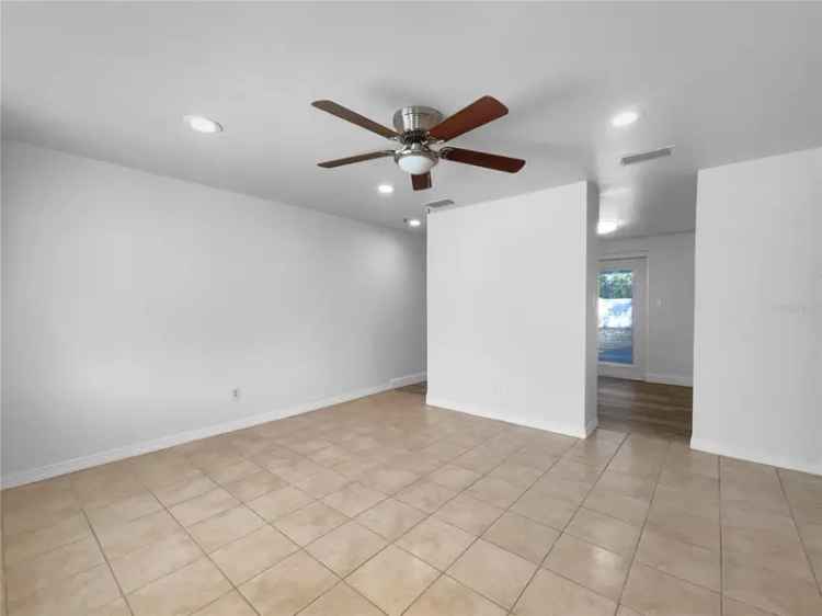 House For Sale in 913, 27th Street East, Bradenton, Florida