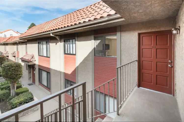 Rent 2 Bedroom Apartment Unit in Glendale with Updated Kitchen and Parking