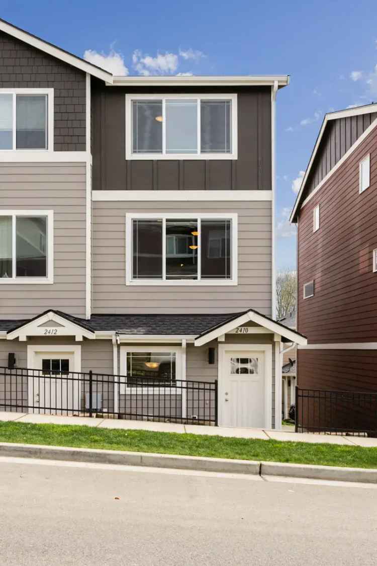 Rent Townhome in East Bremerton with Modern Amenities and Garage