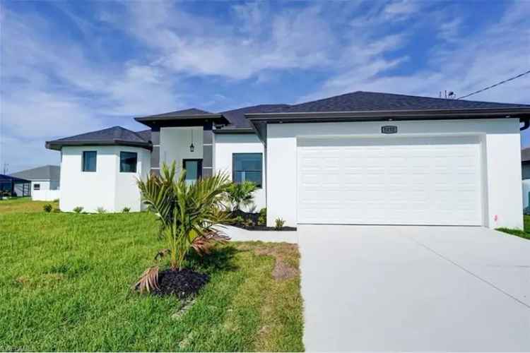 Beautiful 3 Bedroom House for Sale in NW Cape Coral with Den and Garage