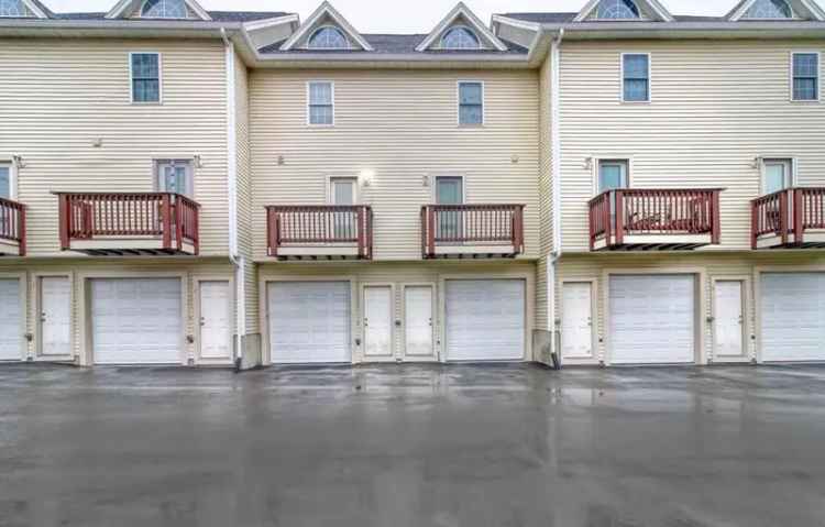 Townhouse for Rent in Waltham with Modern Amenities and Parking