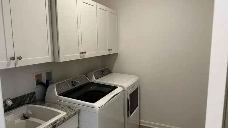 Rent Townhouse in Middletown with Gourmet Kitchen and 3 Bedrooms