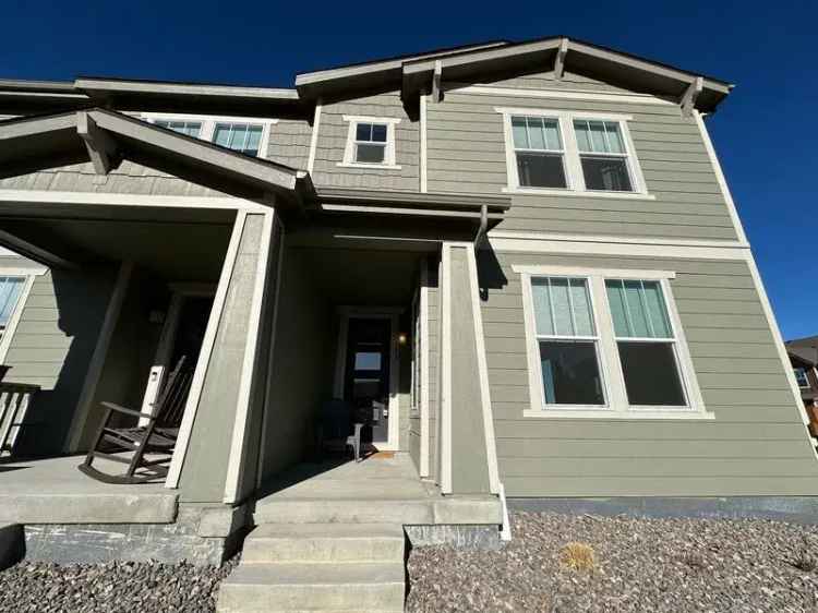 Townhouse for Rent Near I25 with Fenced Yard and 4 Bedrooms