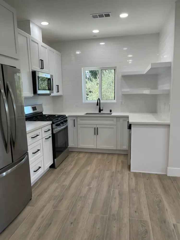 Rent Apartment Unit in Woodland Hills with Stunning 1 Bed 1 Bath Features