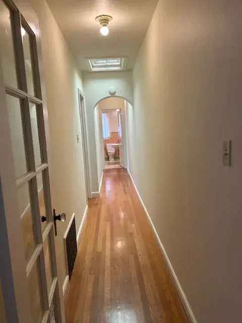 Rent Charming Triplex 1 Bedroom with Fireplace in Burlingame