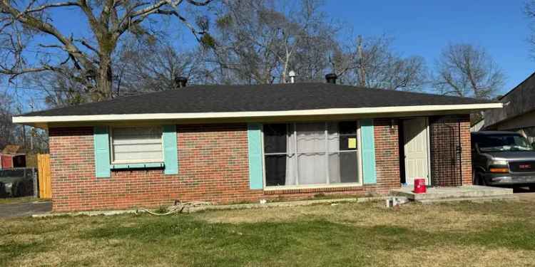 Rent Large Apartment Unit in Midtown AL with 4 Bedrooms and 2 Bathrooms