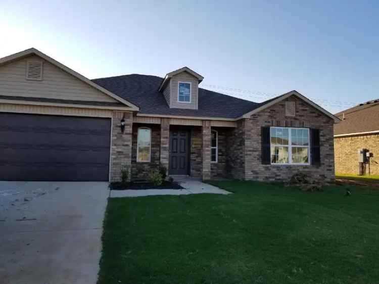 Rent 4 Bedroom Home in Bentonville with Fenced Back Yard and Garage