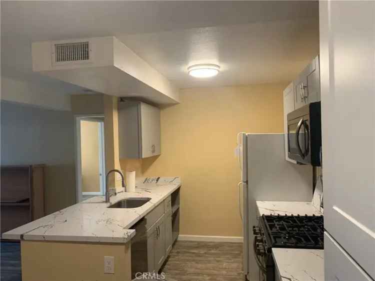 Rent Apartment Unit with 2 Bedrooms 2 Baths in Redlands West Complex