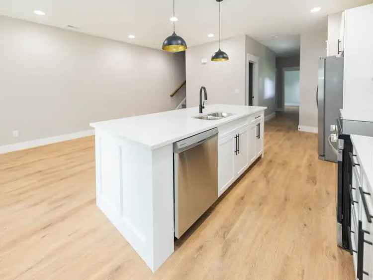 Luxury Townhouse for Rent in Bloomington with Modern Features