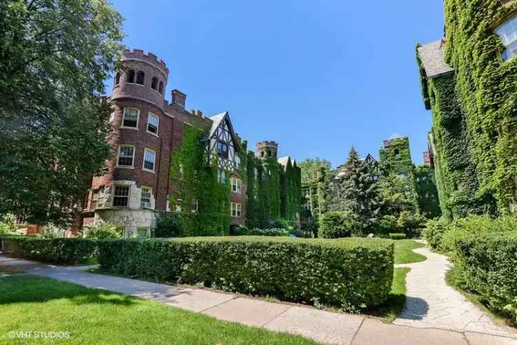 Rent Apartments with Hardwood Floors and Convenient Amenities in Evanston