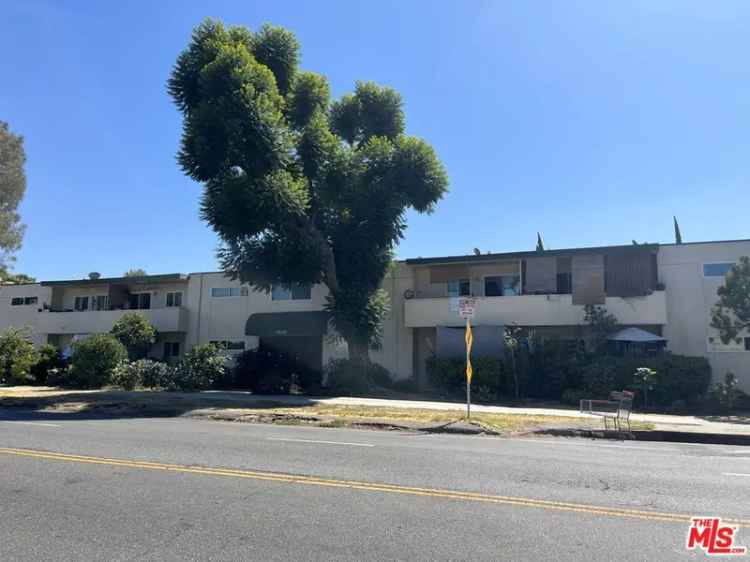 House For Sale in 6840, Kester Avenue, Los Angeles, California