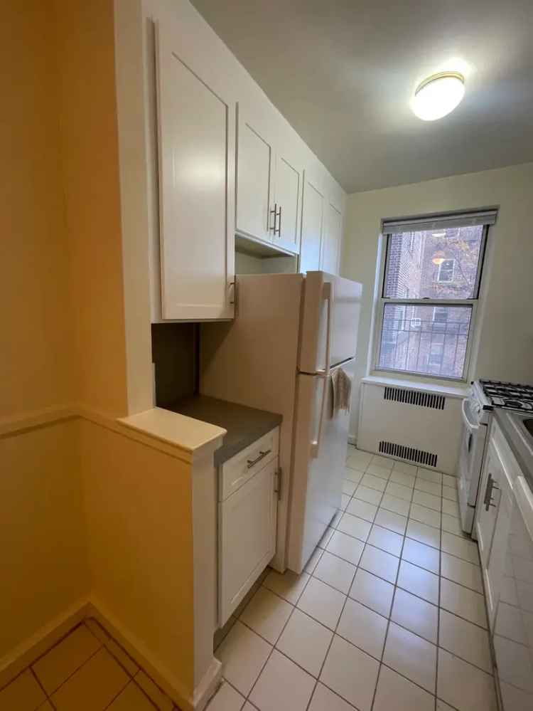 Rent One Bedroom Apartment in Forest Hills with Spacious Features