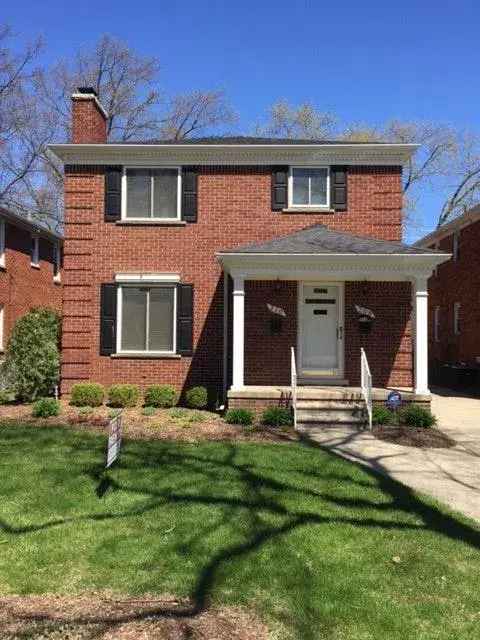 Rent Apartment Unit in Royal Oak with Spacious Balcony and Hardwood Floors