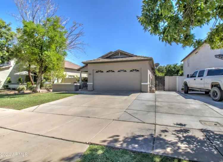 Buy House in Gilbert with Pool and Jacuzzi Oasis