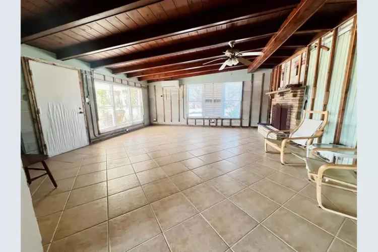 Buy Home with 2 Beds 1.5 Baths in South Manasota Key with Beach Access