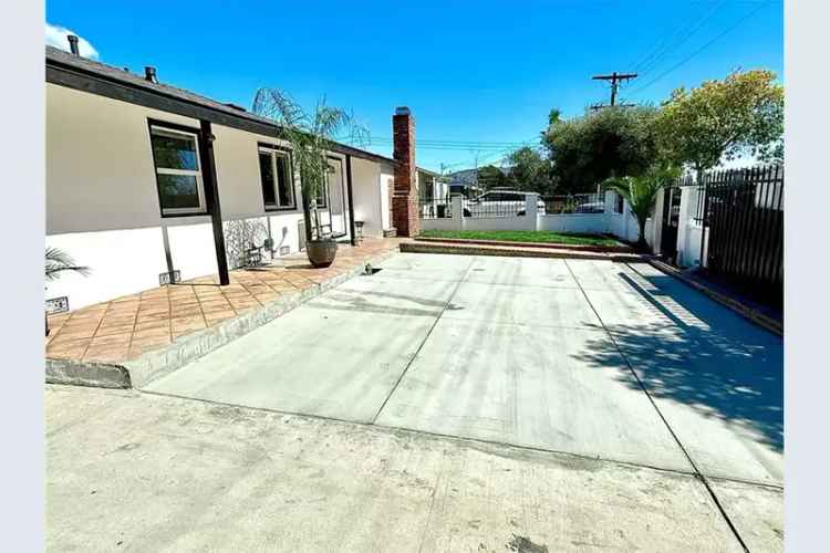 Buy Detached Houses with Pool in Blythe St