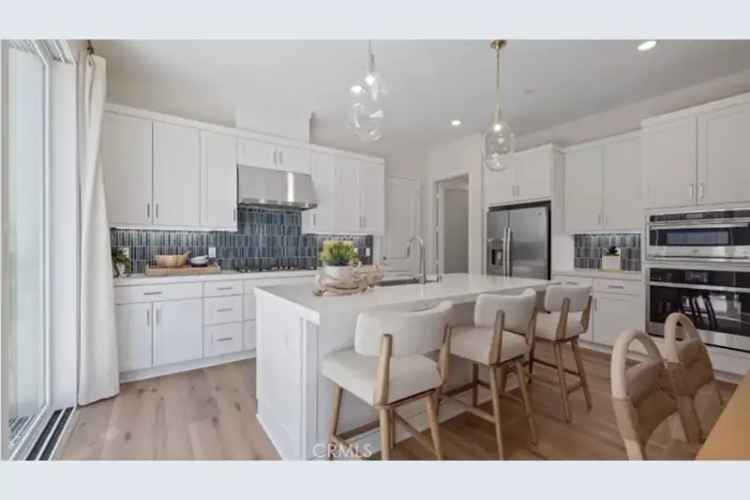 Buy Townhome with Open Floorplan in Irvine with Great Amenities