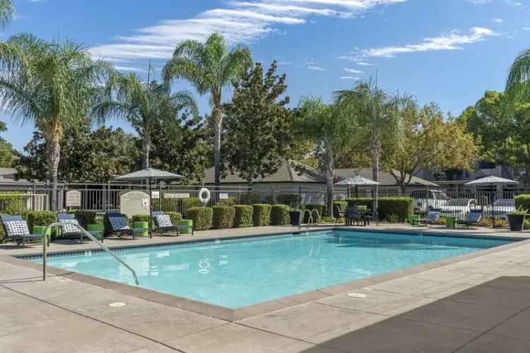 Rent Apartments in West Sacramento with Swimming Pool and Clubhouse