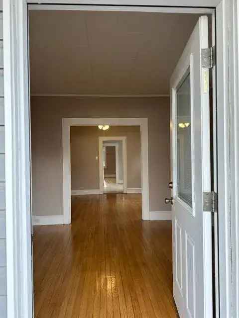 Rent Apartment Unit in Highland Park with Spacious Layout and Porch