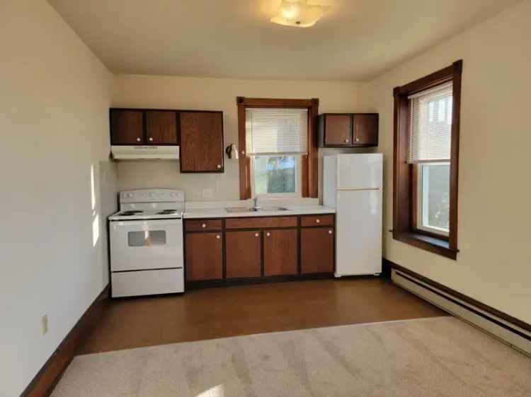 Rent Apartment Unit in New Holland with Eat-in Kitchen and Convenient Location