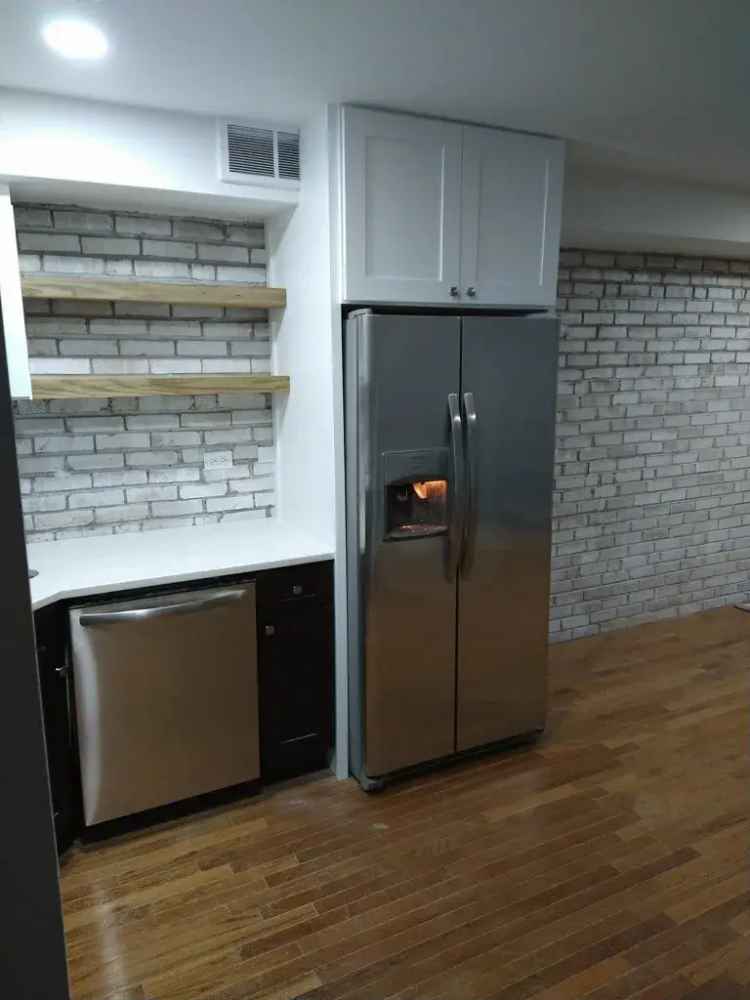 Rent Apartment Unit in Lincoln Park with Modern Features and Storage