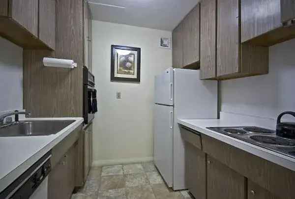 Rent Apartment Unit with A/C and Walk-In Closet Near T and Shops