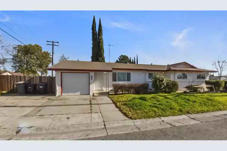 Duplex investment opportunity in Sacramento with 2 bedrooms and garage