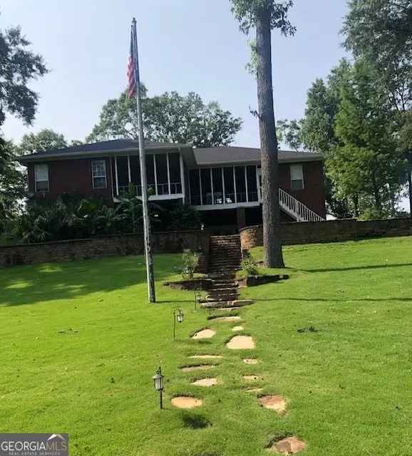 Buy waterfront home in Eufaula Alabama with 5 bedrooms and modern features