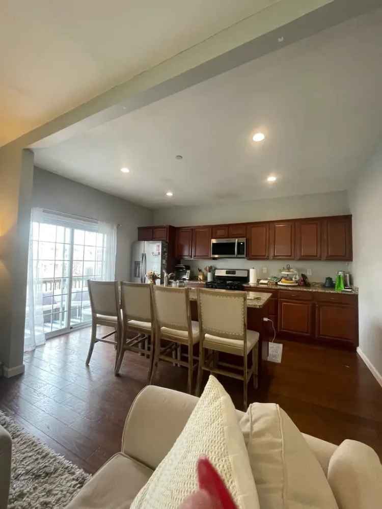 Rent Spacious Apartment Unit with 4 Bedrooms in Southie