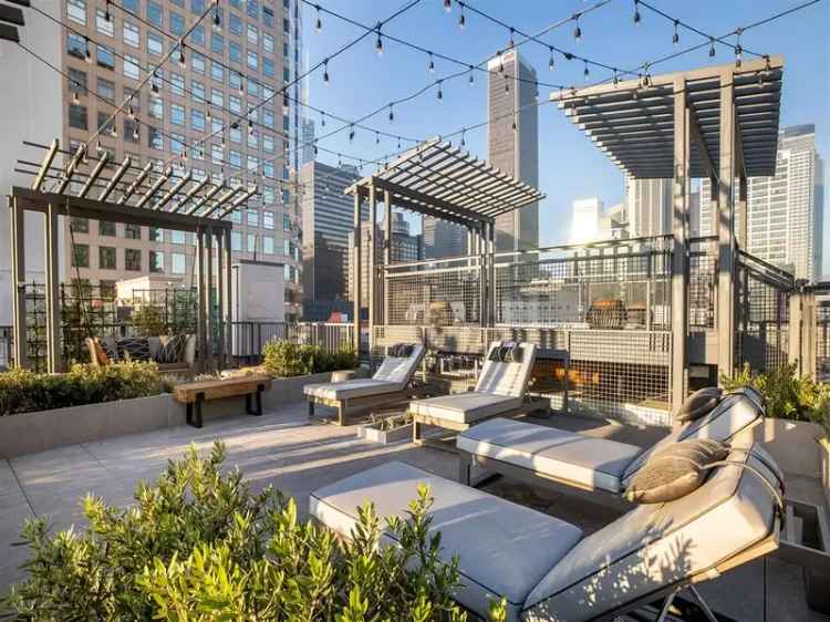 Rent Apartments in Downtown Los Angeles with Rooftop Garden and Fitness Center