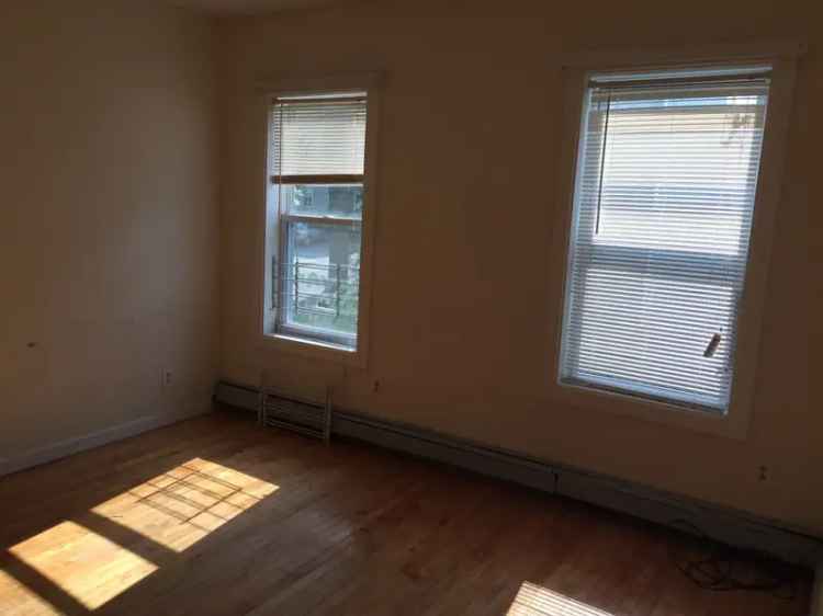 Rent Large 4 Bedroom Apartment Near WPI Campus with Parking Spaces