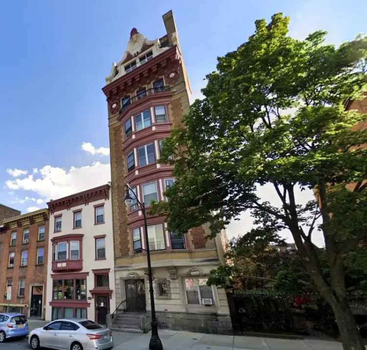 Rent One Bedroom Apartment in Downtown Albany with On-Site Laundry