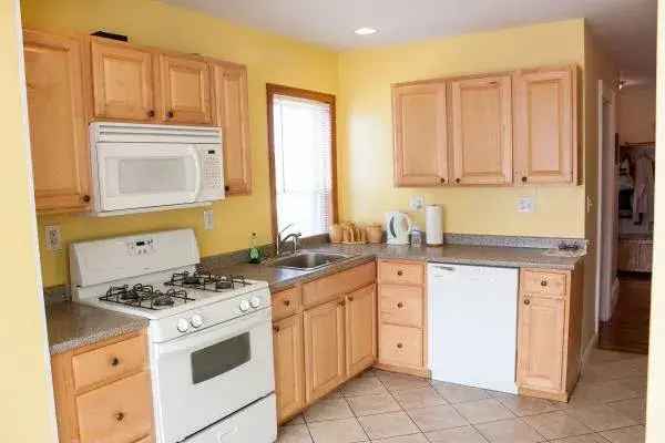 Rent Beautiful Pet Friendly Apartment Unit Near N Quincy Redline Station